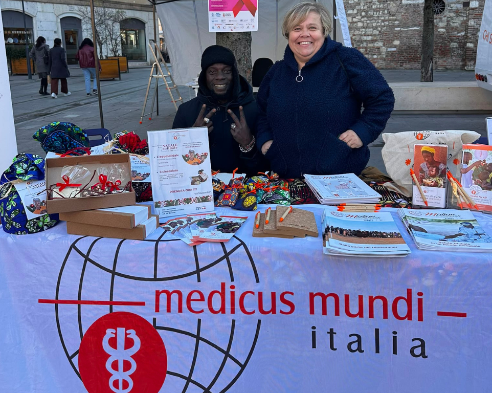 Volontari di Medicus Mundi Italia ETS in Mozambico aiutano un uomo anziano a scendere da un auto